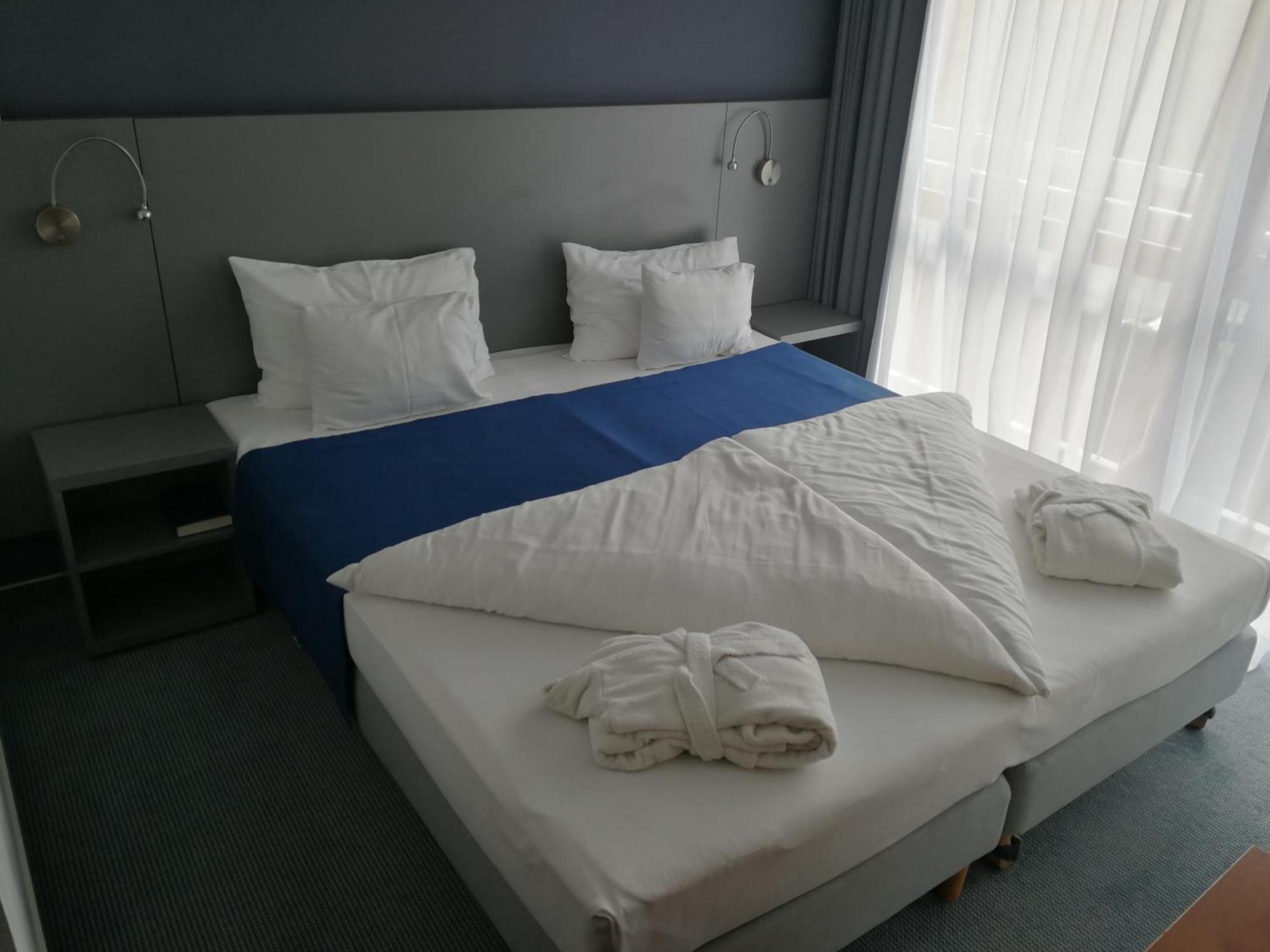Hotel Yacht Wellness & Business Сиофок Екстериор снимка