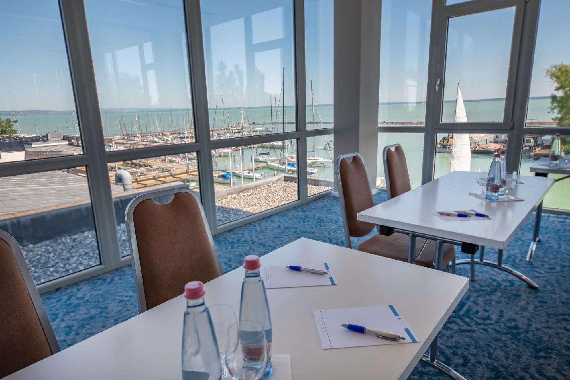 Hotel Yacht Wellness & Business Сиофок Екстериор снимка