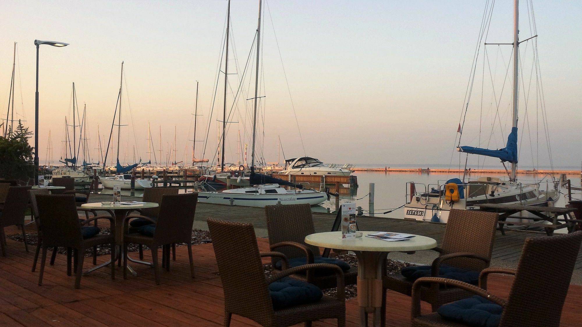 Hotel Yacht Wellness & Business Сиофок Екстериор снимка
